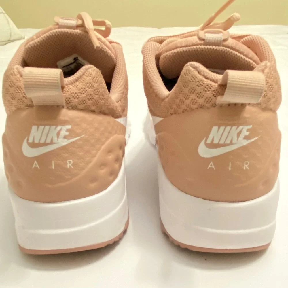 Nike Air Max Motion LW Women 8.5 Rose Gold  Mesh Running Shoes 819957-800